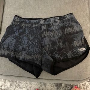 North face shorts L